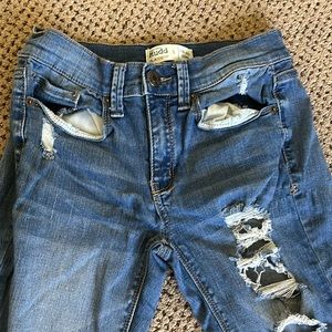 MUDD. Low rise skinny ripped jeans. Size 5 juniors